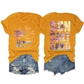 Detail eines Sommer-Sets mit Sun Salt Sand Grafik-T-Shirt und Distressed-Denim-Shorts - S / Senfgelb