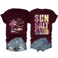 Détail du t-shirt bordeaux montrant l'imprimé Sun Salt Sand et le motif de plage - Bordeaux