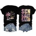 Détail de l'imprimé Sun Salt Sand au dos du t-shirt noir avec palmiers et coucher de soleil - Noir