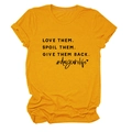 Dettaglio della maglietta giallo senape con stampa LOVE THEM SPOIL THEM e tessuto di cotone - S / Giallo Senape (Carattere Nero)