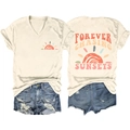 Crème T-shirt met V-hals en Forever Chasing Sunsets print met blauwe korte spijkerbroek - S / Zandkleur