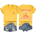 Detailoverzicht van geel T-shirt met V-hals en print plus blauwe denim korte broek set - S / Geel