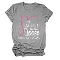 Nahaufnahme des Sisters On The Loose Grafikdrucks auf grauem Baumwoll-T-Shirt-Stoff - S / Dunkelgrau (Weißen Text)