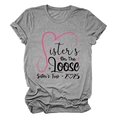 Detail von Sisters On The Loose Print auf grauem T-Shirt mit Sister Trip 2025 Schriftzug - S / Dunkelgrau (Schwarzer Text)