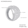 Anello a fascia larga in acciaio al titanio argento lucido con intarsi di zirconi - US 6 / Color Acciaio