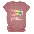 Détail d'un t-shirt à col rond avec motif xylophone et texte excited to see you - S / Rose racine de lotus