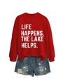 Detalle de sudadera roja con frase Life Happens y pantalones cortos vaqueros rotos - S / Rojo (Letra Blanca)
