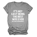 Dettaglio della stampa it's not easy being a wife sulla t-shirt grigia a girocollo - S / Grigio Scuro (Testo Bianco)