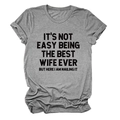 Dettaglio della t-shirt grigia con stampa slogan nera e girocollo in cotone morbido - S / Grigio Scuro (Testo Nero)