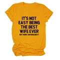 Dettaglio di t-shirt gialla a girocollo con stampa a lettere nere e maniche con risvolto - S / Giallo Senape (Testo Nero)
