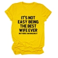 Détail des manches retroussées et du slogan noir sur un t-shirt en coton jaune - Jaune (Texte Noir)