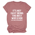 Détail d'un t-shirt en coton rose poudré avec slogan vintage blanc et col rond classique - Or Rose (Texte Blanc)