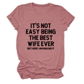 Gros plan du lettrage noir sur le t-shirt en coton rose poudré pour femme - Or Rose (Texte Noir)