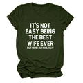 Gros plan de l'imprimé 'It's Not Easy Being The Best Wife Ever' sur T-shirt vert armée - Vert Armée (Texte Blanc)