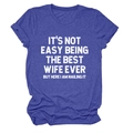 Détail à plat du t-shirt bleu à col rond avec citation humoristique pour femme - Bleu Rétro (Texte Blanc)
