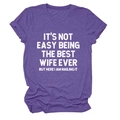Gros plan du t-shirt violet à col rond avec slogan blanc et texture tricotée - Violet (Texte Blanc)