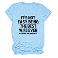 Gros plan sur t-shirt bleu clair en coton avec impression 'IT'S NOT EASY BEING THE BEST WIFE EVER' - Bleu Clair (Texte Noir)