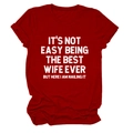 Détail d'un t-shirt en coton rouge avec l'imprimé It's Not Easy Being The Best Wife Ever - Rouge (Texte Blanc)