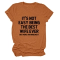 Détail du t-shirt orange en coton doux avec slogan noir et col rond classique - Orange Brûlé (Texte Noir)