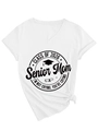 Detail van Class of 2026 Senior Mom print op wit T-shirt met V-hals en knoopzoom - S / Wit