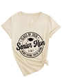 Detail van de Class of 2026 Senior Mom-print op een beige T-shirt met V-hals - S / Zandkleur