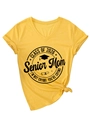 Detail van geel T-shirt met V-hals en Class of 2026 Senior Mom grafische print - S / Geel