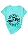 Detail van mintgroen T-shirt met V-hals, Class of 2026 Senior Mom print en geknoopte zoom - S / Muntgroen