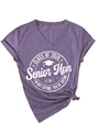 Détail du texte Class of 2026 Senior Mom sur t-shirt violet à col en V et manches retroussées - S / Gris Violet