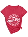 Détail du t-shirt col V avec imprimé Class of 2026 Senior Mom et nœud sur le côté - S / Rouge