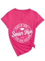 Détail du t-shirt col V rose fuchsia Class of 2026 Senior Mom avec nœud et impression - S / Rose rouge
