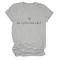 Détail de l'impression Love Is Patient sur un t-shirt gris clair à col rond en coton - S / Gris clair