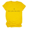 Détail d'un t-shirt jaune en coton avec imprimé inspirant Love is Patient noir sur le torse - S / Jaune