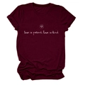 Gros plan de l'imprimé blanc 'Love is patient' sur un t-shirt en coton bordeaux - S / Bordeaux