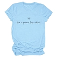 T-shirt bleu clair à col rond avec impression Love is Patient et cœur - S / Bleu clair