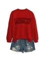 Detail von rotem Rundhals-Sweatshirt mit MSICU-Schriftzug und distressed Denim-Shorts - S / Rot (Schwarze Schrift)