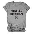 Detailansicht graues Rundhals-T-Shirt mit YOU HAD ME AT FEET Text und Herz-Grafik - S / Oberteile / Dunkelgrau (Schwarze Schrift)