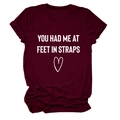 Detail eines burgunderroten T-Shirts mit YOU HAD ME AT FEET Aufdruck und Herzgrafik - S / Oberteile / Weinrot (Weiße Schrift)