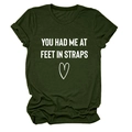 Detail eines armee-grünen Rundhals-T-Shirts mit 'YOU HAD ME AT FEET' Print und Herzlogo - S / Oberteile / Armeegrün (Weiße Schrift)