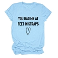 Hellblaues Rundhals-T-Shirt mit Herzgrafik und You Had Me At Feet In Straps Text - S / Oberteile / Hellblau (Schwarze Schrift)