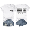 Witte V-hals Senior Mom 2026 T-shirt en distressed denim shorts plat neergelegd - S / Wit (Zwarte Letteropdruk)