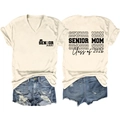 Voor- en achteraanzicht van Senior Mom 2026 T-shirt met V-hals en denim korte broek - S / Zand (Zwarte Letteropdruk)