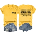 Voor- en achteraanzicht van mosterdgeel T-shirt met V-hals en Senior Mom bedrukking - S / Geel (Zwarte Letteropdruk)