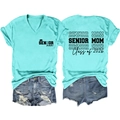 Voor- en achteraanzicht van het blauwe V-hals T-shirt met Senior Mom 2026 print en shorts - S / Diepwaterblauw (Zwarte Letteropdruk)