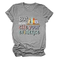 Primer plano de camiseta gris con la frase académica 'But did you cite your evidence' - S / Gris Oscuro (Letras Blancas)