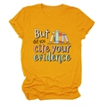 Detalle de camiseta amarilla de algodón con frase académica e ilustración de libros - S / Amarillo Mostaza
