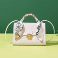 Sac bandoulière blanc effet crocodile avec foulard en soie imprimé sur l'anse - Motif Crocodile Blanc