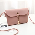 Elegante borsa a tracolla rosa da donna in ecopelle con ciondolo a forma di cervo - Rosa