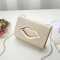 Borsa a tracolla beige con fibbia dorata a forma di labbra e dettagli scintillanti - Bianco