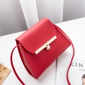 Mini borsa a tracolla rossa in pelle grana con chiusura in metallo dorato e dettaglio nappine - Borgogna