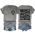 Vista fronte e retro della t-shirt grigia Baseball Auntie con pantaloncini di jeans blu - S / Baseball Auntie (Testo Nero) / grigio scuro